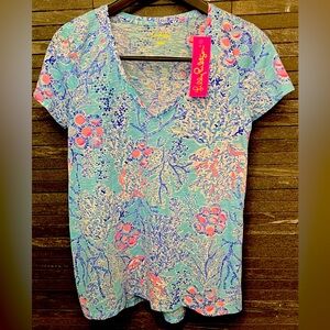NWT Lilly Pulitzer Etta V Neck Tee Blue Ibiza Now You See Me Size Small Pink